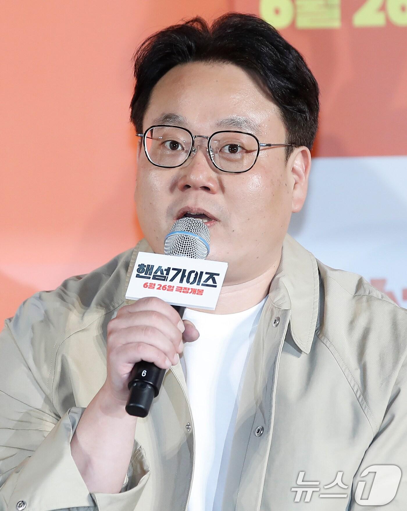 본문 이미지 - 남동협 감독이 27일 서울 광진구 롯데시네마 건대입구에서 열린 영화 '핸섬가이즈‘ 제작보고회에서 인사말을 하고 있다. '핸섬가이즈'는 한 번 보면 잊을 수 없는 외모를 가진 두 남자 재필(이성민 분)과 상구(이희준 분)가 전원생활을 꿈꾸며 새집으로 이사 온 날 지하실에 봉인된 비밀이 풀리며 벌어지는 이야기를 그린 코미디물이다. 2024.5.27/뉴스1 ⓒ News1 권현진 기자