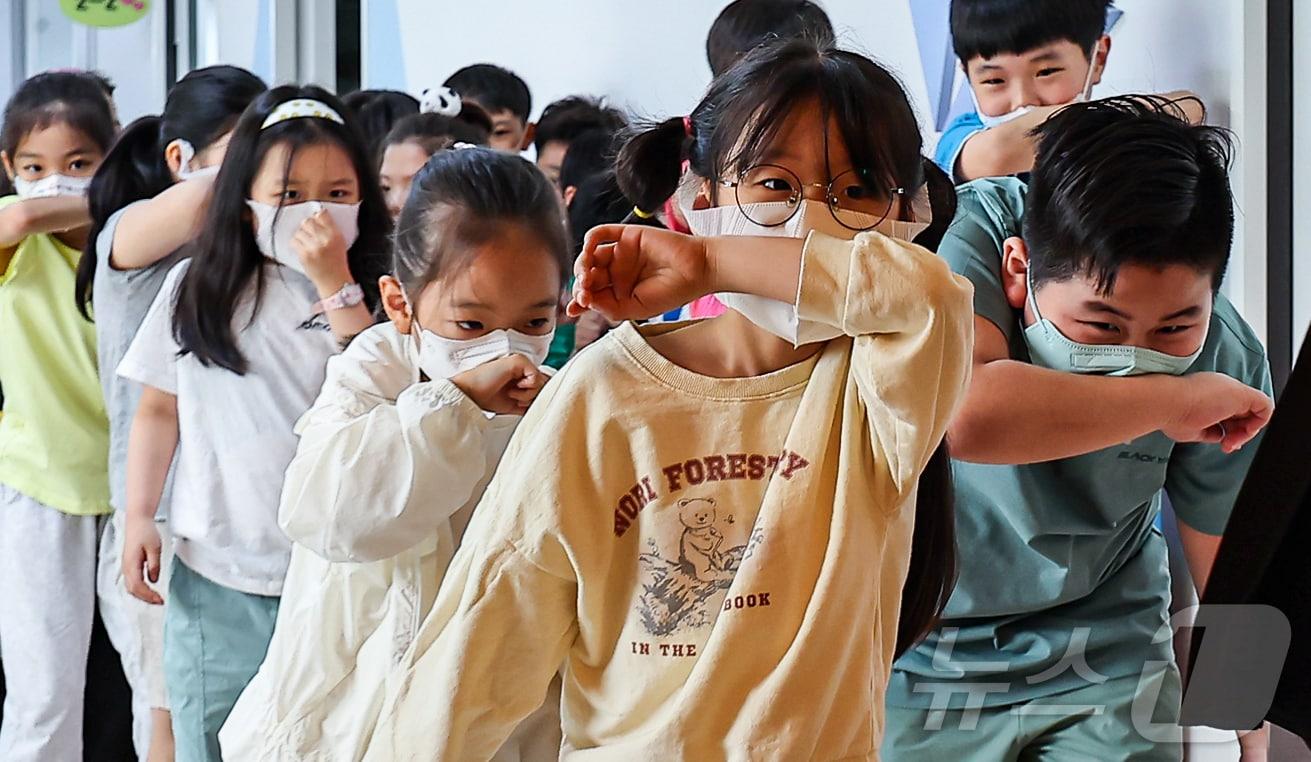 본문 이미지 - 지난해 5월 서울 중구 흥인초등학교에서 열린 소방합동훈련에서 학생들이 화재대피훈련을 하고 있다. 2024.5.27/뉴스1 ⓒ News1 김도우 기자