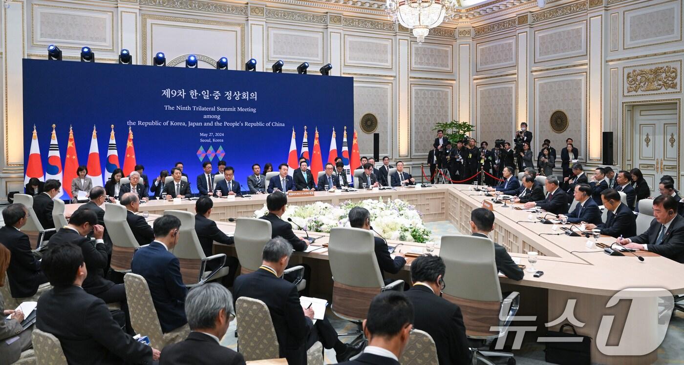 윤석열 대통령이 27일 청와대 영빈관에서 리창 중국 총리, 기시다 후미오 일본 총리와 함께 한·중·일 정상회의를 하고 있다. (대통령실 제공) 2024.5.27/뉴스1 ⓒ News1 송원영 기자