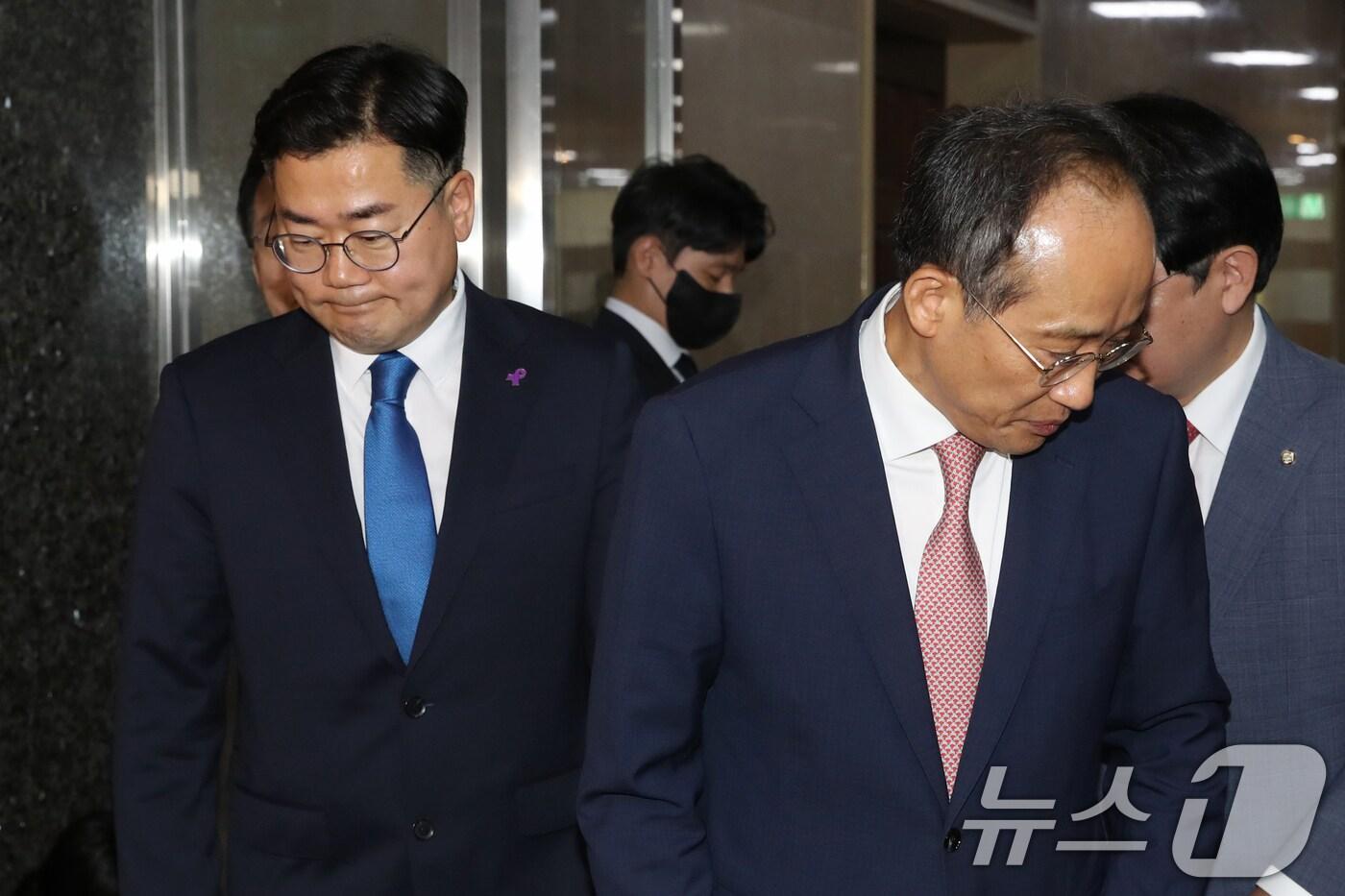 추경호 국민의힘 원내대표(오른쪽)와 박찬대 더불어민주당 원내대표가 27일 오전 서울 여의도 국회의장실에서 여야 원내대표 회동을 마치고 회동 결과에 대해 말한뒤 이동하고 있다. 2024.5.27/뉴스1 ⓒ News1 이광호 기자