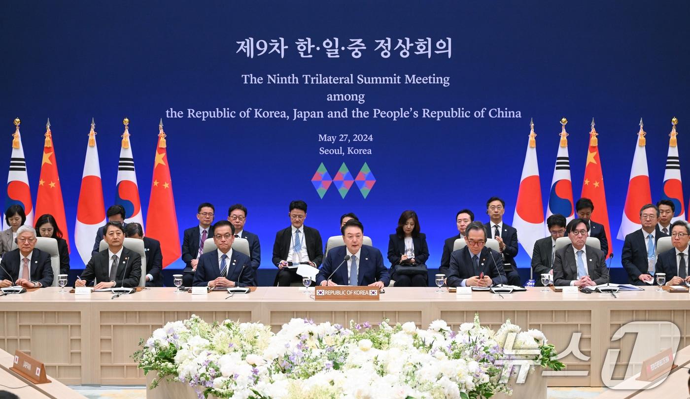 윤석열 대통령이 27일 청와대 영빈관에서 한·중·일 정상회의를 하고 있다. (대통령실 제공) 2024.5.27/뉴스1 ⓒ News1 송원영 기자