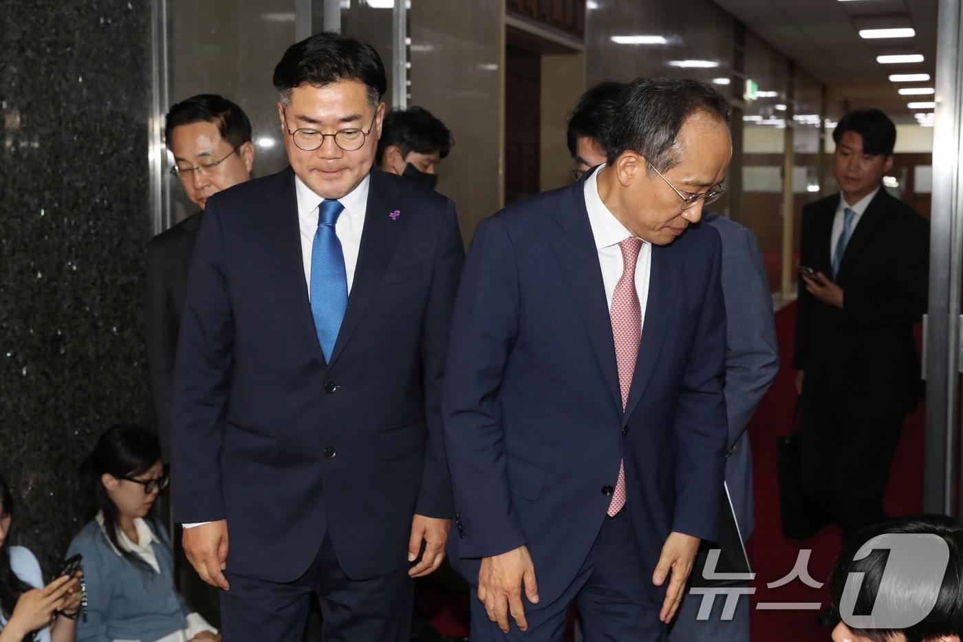 본문 이미지 - 추경호 국민의힘 원내대표(오른쪽)와 박찬대 더불어민주당 원내대표가 27일 오전 서울 여의도 국회의장실에서 여야 원내대표 회동을 마치고 회동 결과에 대해 말한뒤 이동하고 있다. 2024.5.27/뉴스1 ⓒ News1 이광호 기자