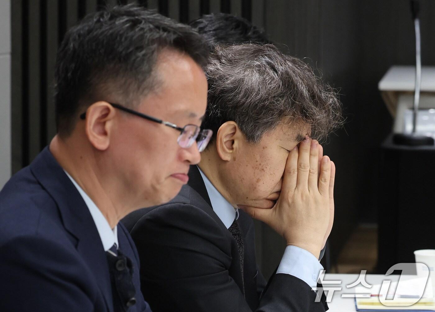 본문 이미지 - 김종일 서울대의대 교수협의회 회장이 27일 서울 용산구 대한의사협회에서 열린 의학교육 파국 저지를 위한 공동 기자회견에 참석해 생각에 잠겨 있다. 2024.5.27/뉴스1 ⓒ News1 박지혜 기자