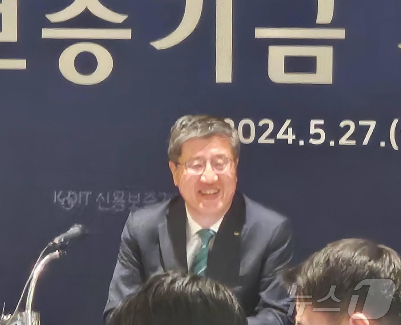 본문 이미지 - 최원목 신용보증기금 이사장이 27일 은행연합회에서 열린 창립 48주년 기자간담회에서 발언하고 있다./뉴스1