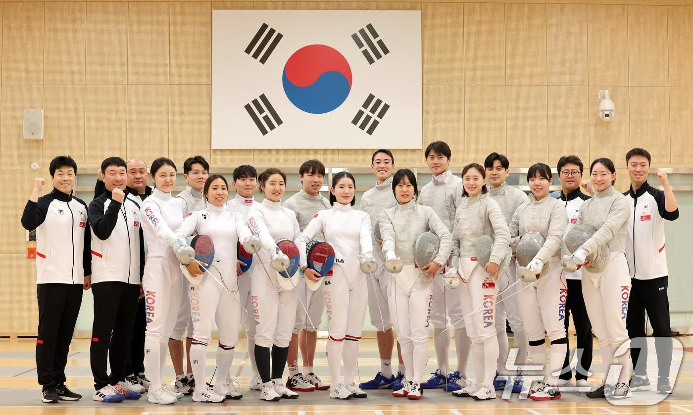 27일 충북 진천국가대표선수촌에서 열린 '2024 파리 올림픽 펜싱 국가대표선수단 미디어데이'에서 감독 및 선수들이 기념촬영을 하고 있다. 2024.5.27/뉴스1 ⓒ News1 이동해 기자