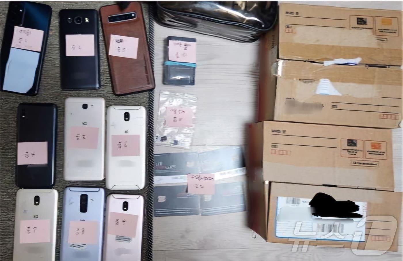  27일 제주경찰청은 대포폰 유통업자와 사설 중계기 관리책 등 10명을 전기통신사업법 위반 등의 혐의로 입건하고, 이중 4명을 구속했다고 밝혔다. 제주경찰이 압수한 휴대폰 등..(제주경찰청 제공)/뉴스1