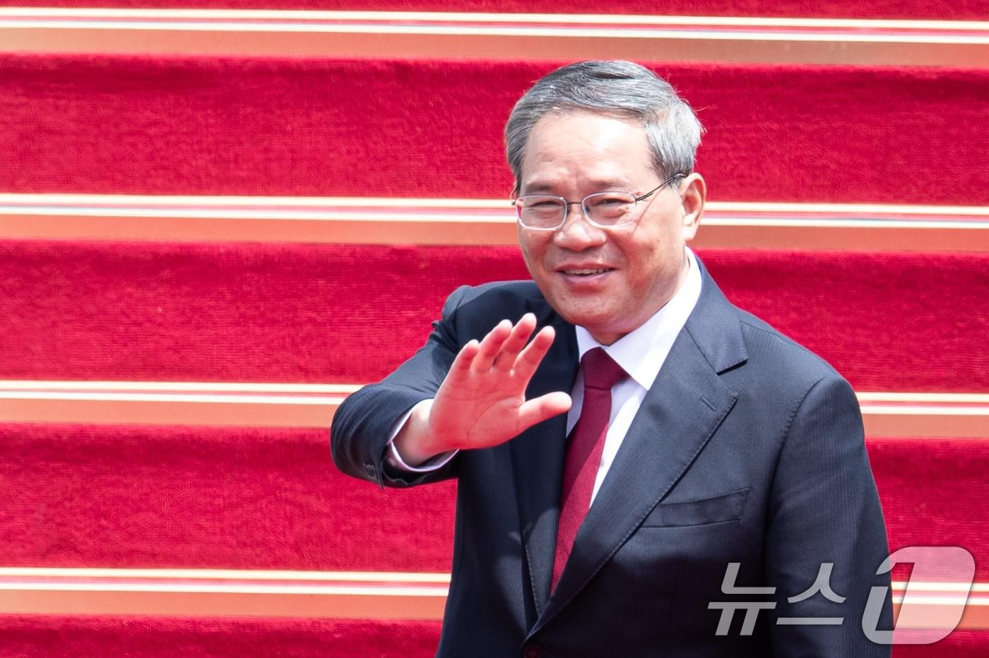 본문 이미지 - 리창 중국 국무원 총리가 27일 제9차 한중일 정상회의를 마친 후 경기도 성남시 서울공항을 통해 출국하며 환송인사들을 향해 손을 흔들고 있다. 2024.5.27/뉴스1 ⓒ News1 유승관 기자