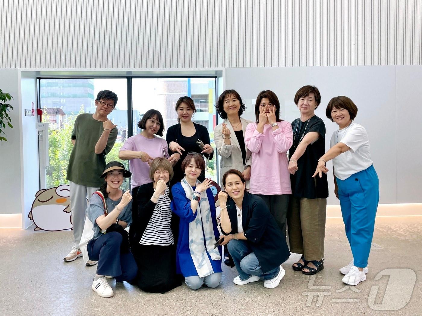 본문 이미지 - 지난 23일 대구를 방문한 일본인 블로거들이 대구 수성구 들안예술마을 창작소에서 매듭우정팔찌를 만든 후 기념사진을 찍고 있다. (대구 수성문화재단 제공)