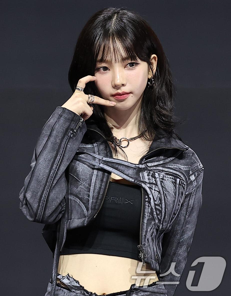 본문 이미지 - 걸그룹 에스파의 카리나가 27일 오후 서울 용산구 한남동 블루스퀘어 마스터카드홀에서 열린 첫 정규 앨범 ‘Armageddon’(아마겟돈) 발매 기념 쇼케이스에서 포즈를 취하고 있다. 2024.5.27/뉴스1 ⓒ News1 김진환 기자