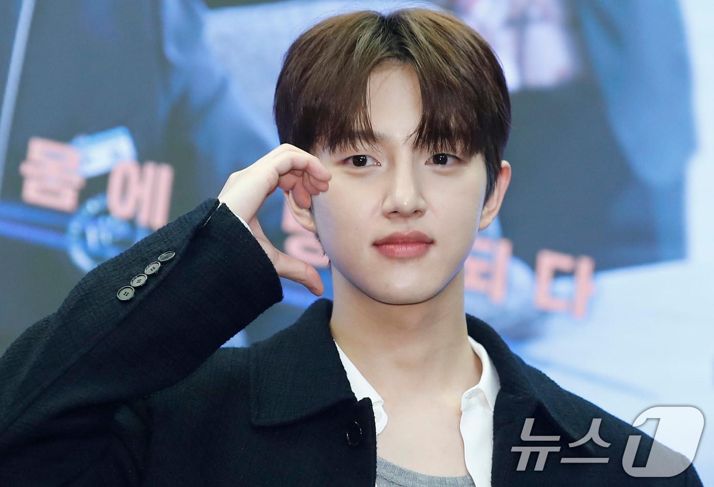 배우 봉재현이 27일 서울 마포구 스탠포드호텔에서 열린 웨이브·왓챠 새 오리지널 시리즈 '조폭인 내가 고등학생이 되었습니다'(극본 정다희/연출 이성택/이하 '조폭고') 제작발표회에서 포즈를 취하고 있다. '조폭고'는 대학에 가고 싶은 조폭이 열아홉 왕따 고등학생의 몸에 빙의되면서 자신만의 기술로 가해자를 응징하고, 가정폭력에 시달리던 친구와 새로운 우정을 쌓으며 성장하는 이야기를 그린 판타지 휴먼 드라마다. 2024.5.27/뉴스1 ⓒ News1 권현진 기자