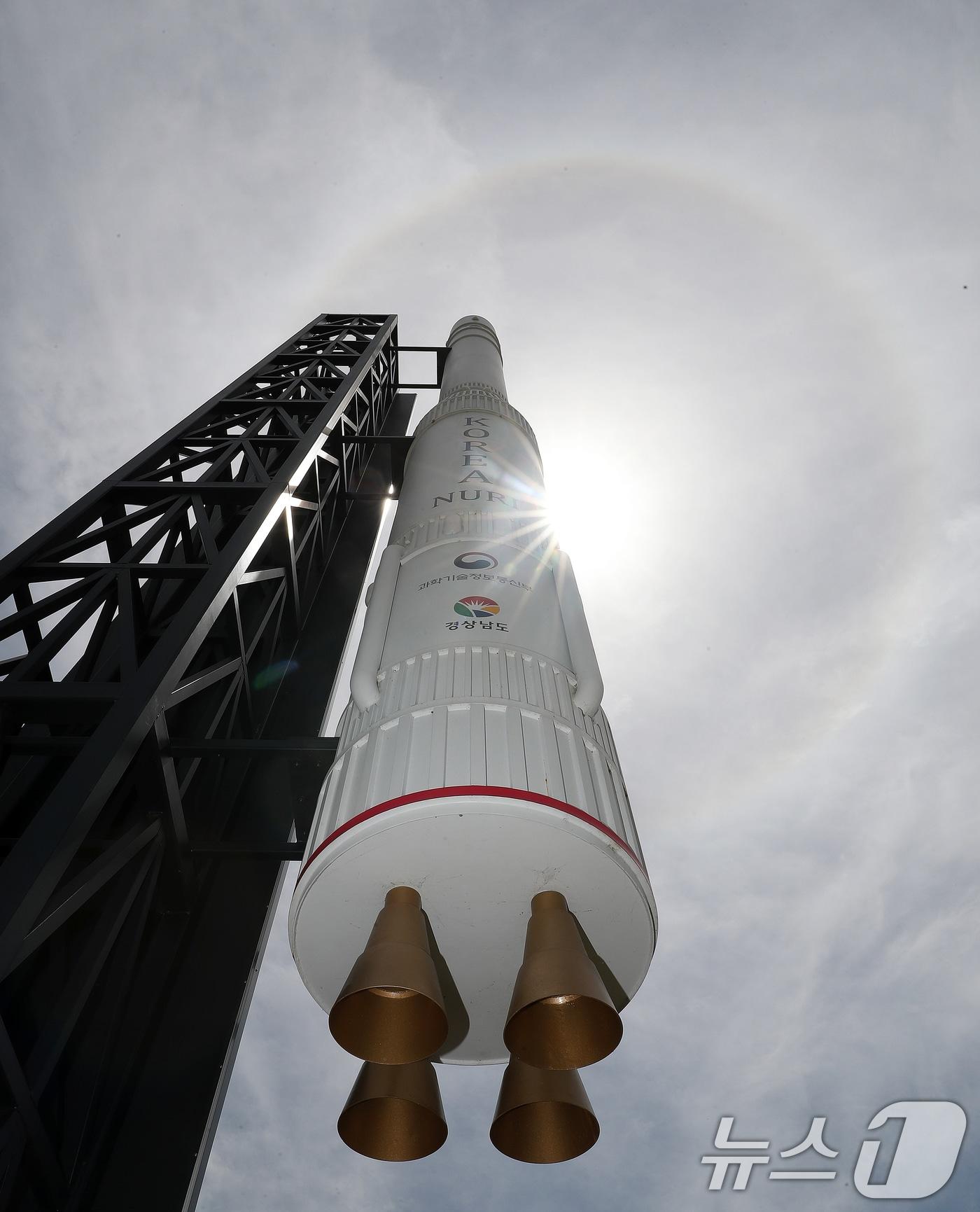 본문 이미지 - (사진은 기사 내용과 무관함) '경남 창원 의창구 경남도청 정문에 설치된 국산 우주발사체 '누리호' 모형. 2024.5.27/뉴스1 ⓒ News1 윤일지 기자