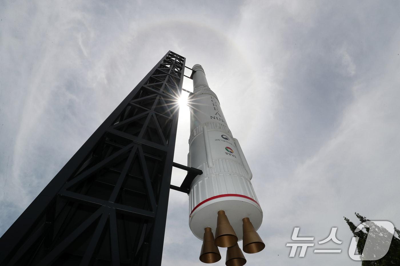 '한국판 나사(NASA)'인 우주항공청이 개청한 27일 경남 창원 의창구 경남도청 정문에 설치된 국산 우주발사체 '누리호' 모형 위 하늘에 해무리가 떠 있다.  2024.5.27/뉴스1 ⓒ News1 윤일지 기자