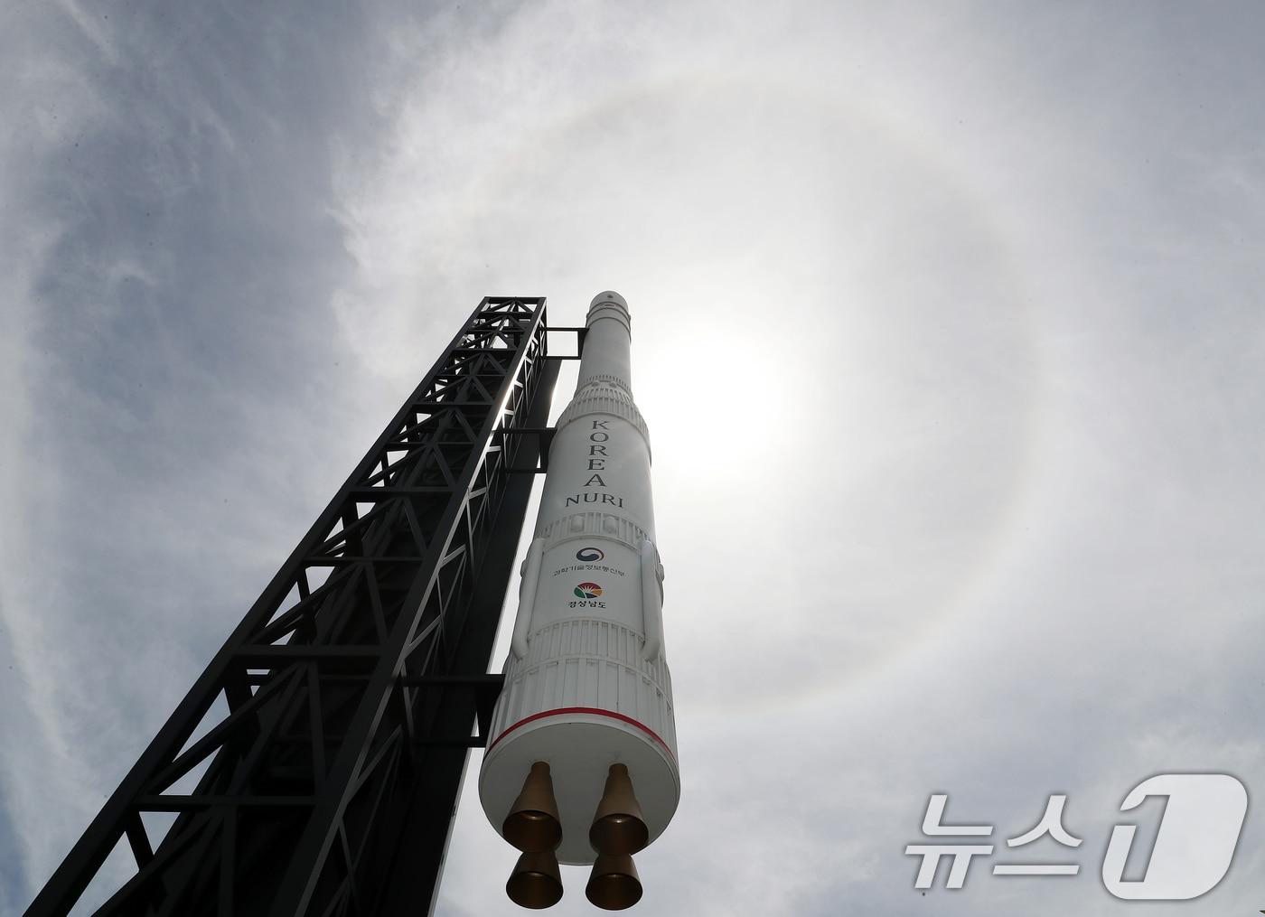 본문 이미지 - &#39;한국판 나사&#40;NASA&#41;&#39;인 우주항공청이 개청한 27일 경남 창원 의창구 경남도청 정문에 설치된 국산 우주발사체 &#39;누리호&#39; 모형 위 하늘에 해무리가 떠 있다. 2024.5.27/뉴스1 ⓒ News1 윤일지 기자