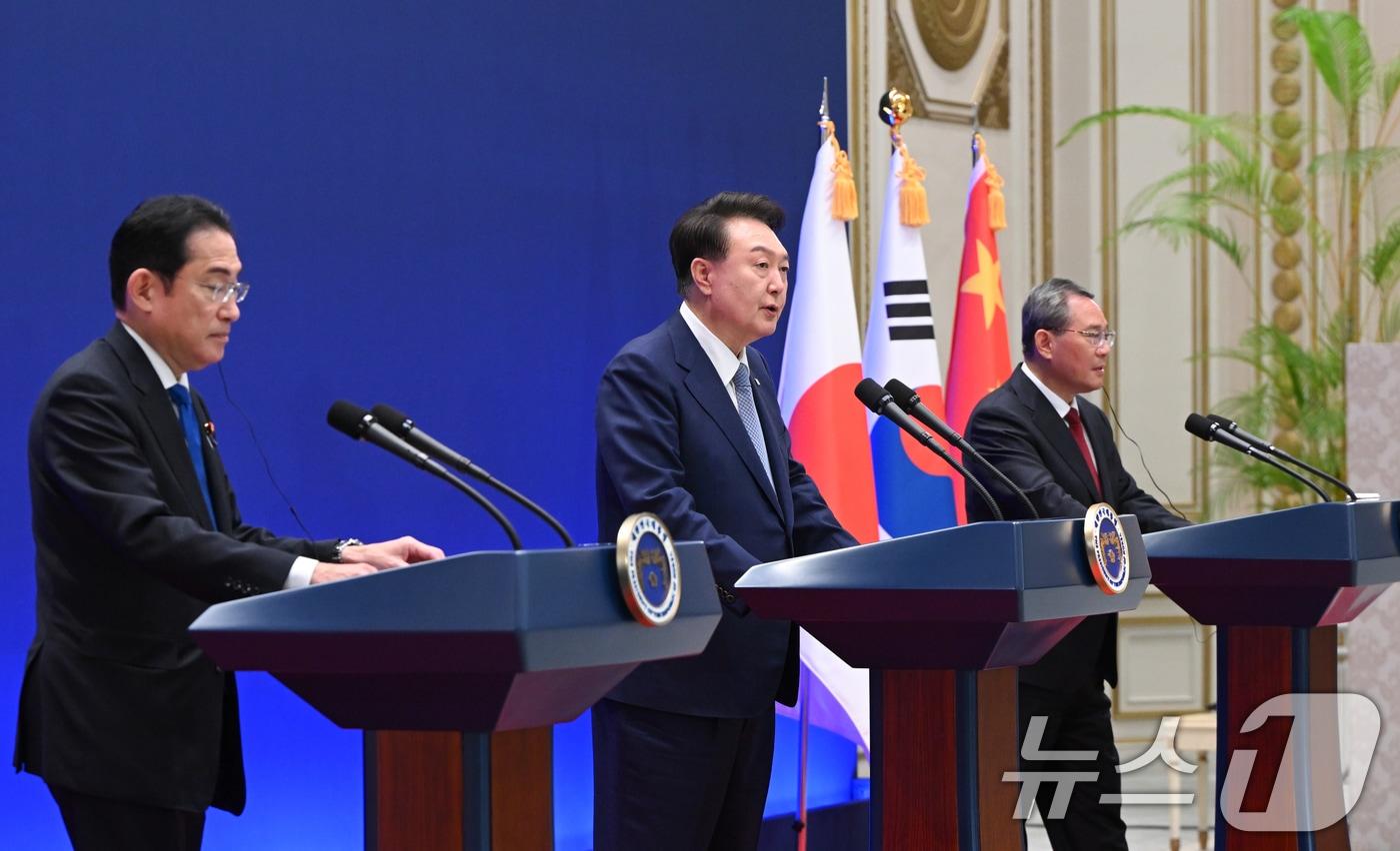 본문 이미지 - 윤석열 대통령과 리창 중국 총리, 기시다 후미오 일본 총리가 27일 청와대 영빈관에서 제9차 한·중·일 정상회의 공동기자회견을 하고 있다. (대통령실 제공) 2024.5.27/뉴스1 ⓒ News1 오대일 기자
