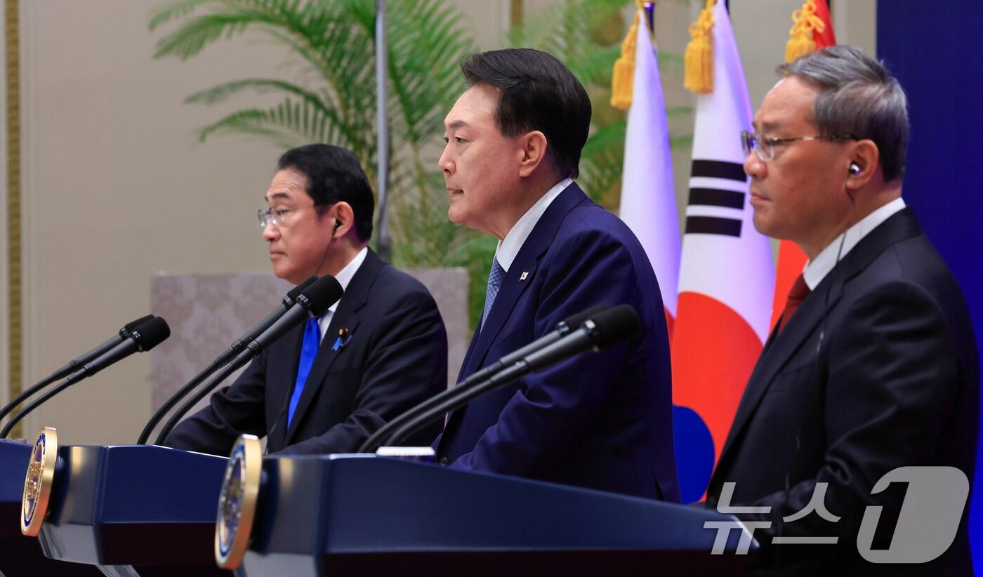 본문 이미지 - 윤석열 대통령과 리창 중국 총리, 기시다 후미오 일본 총리가 27일 청와대 영빈관에서 제9차 한·중·일 정상회의 공동기자회견을 하고 있다. (대통령실 제공) 2024.5.27/뉴스1 ⓒ News1 오대일 기자