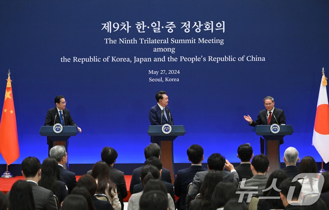 윤석열 대통령과 기시다 후미오 일본 총리가 지난 27일 청와대 영빈관에서 열린 제9차 한·중·일 정상회의 공동기자회견에서 리창 중국 총리의 발언을 경청하고 있다. (대통령실 제공) 2024.5.27/뉴스1 ⓒ News1 오대일 기자