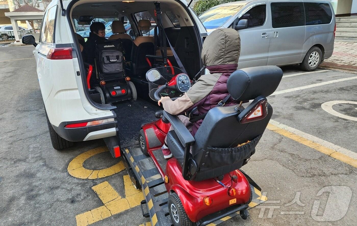 전동보장구 이용하는 장애인(뉴스1/DB)