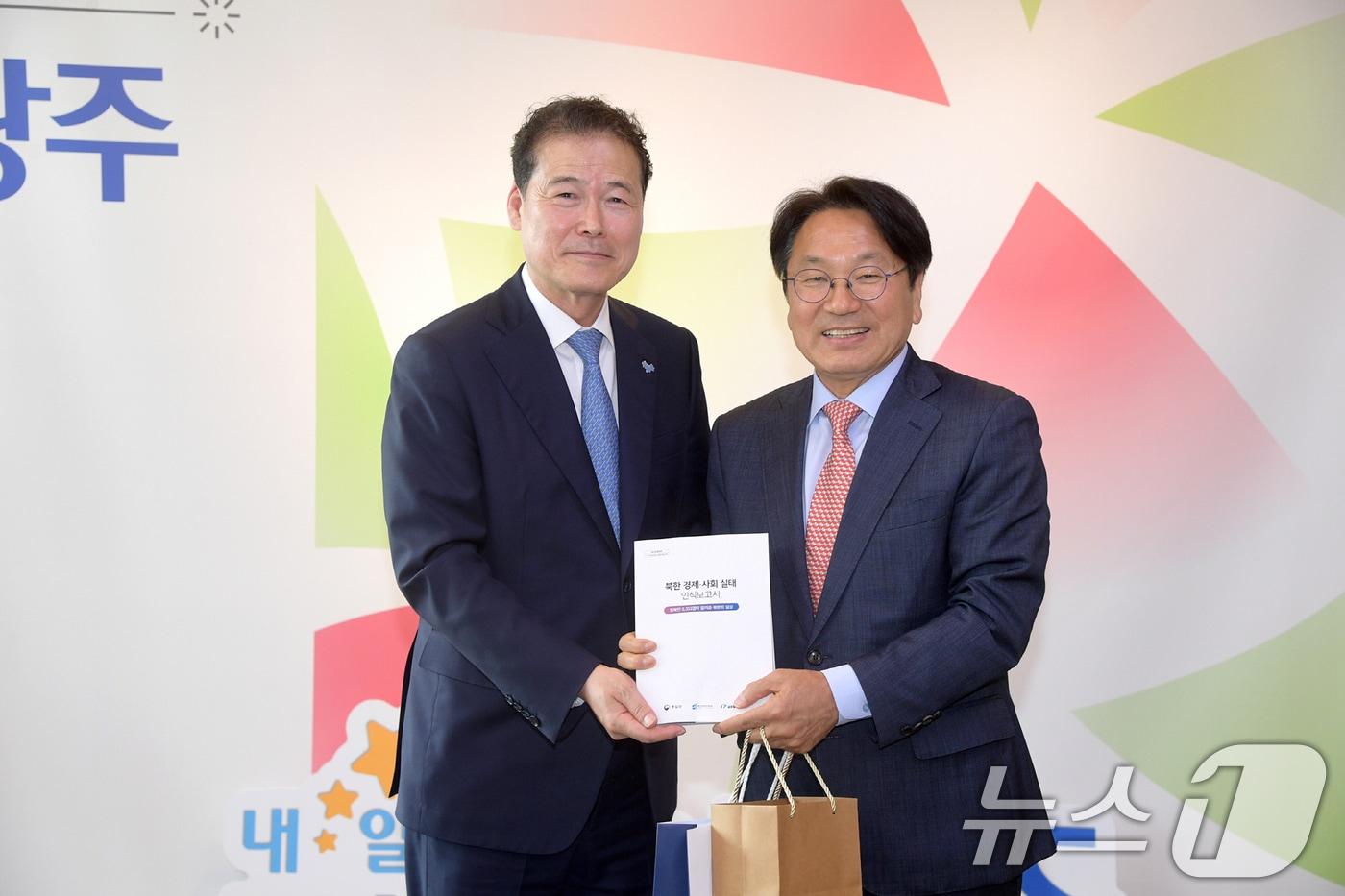 강기정 광주시장이 27일 시청 접견실에서 김영호 통일부 장관과 면담을 한 후 기념촬영을 하고 있다.(광주시 제공)2024.5.27/뉴스1