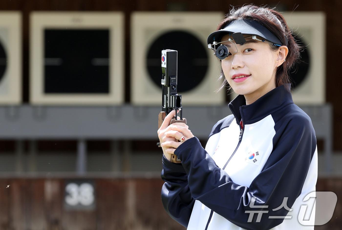 25m 권총에 출전하는 사격 대표팀 김예지가 27일 충북 진천국가대표선수촌에서 열린 '제33회 파리 올림픽 사격 국가대표 미디어데이' 훈련에 앞서 기념촬영을 하고 있다. 2024.5.27/뉴스1 ⓒ News1 이동해 기자