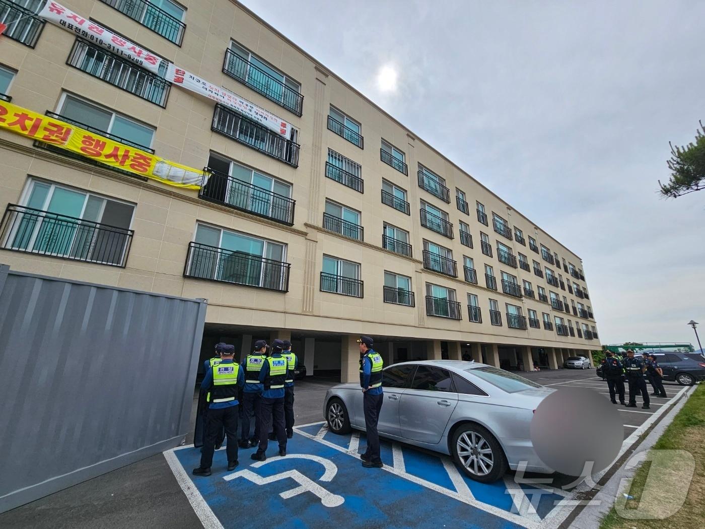 본문 이미지 - 경북 안동시 정상동 한 빌라 분양 현장에서 공사대금을 못 받은 유치권자들과 건물 채권을 매입한 대부업체 용역직원 60여명의 마찰로 경찰기동대 60여명이 출동해 만일의 사태에 대비해  현장을 주시하고 있다. 2024.5.27/뉴스1 신성훈 기자