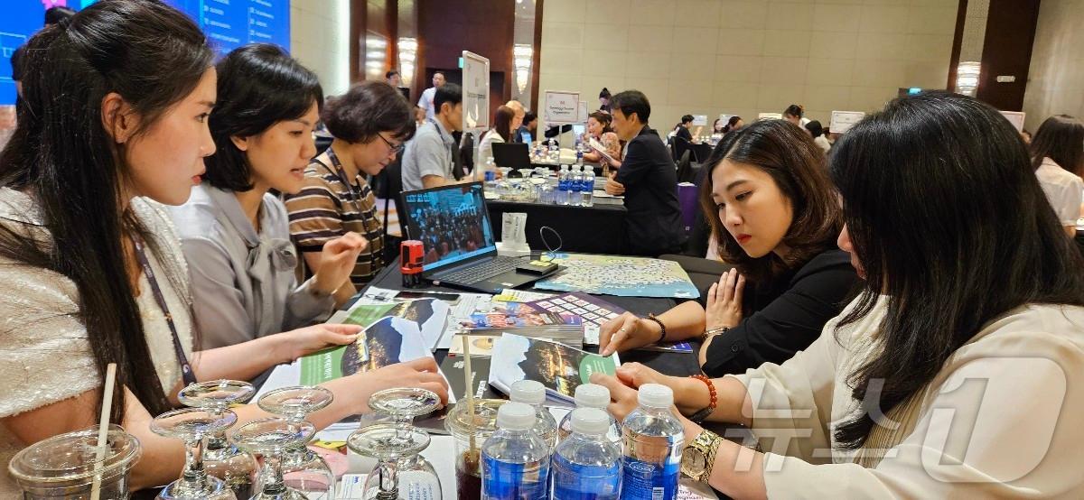 본문 이미지 - 충남문화관광재단 직원들이 베트남 하노이에서 열린 ‘2024 하노이 K-관광로드쇼’에 참가해 현지인을 대상으로 관광객 유치 마케팅을 하고 있다. (충남문화관광재단 제공) /뉴스1