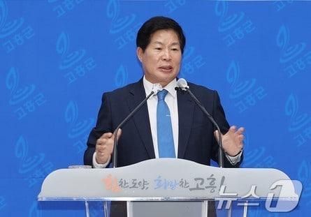 본문 이미지 - 27일 공영민 고흥군수가 경남 사천시에 둥지를 튼 한국판 나사(NASA·미 항공우주국)라 불리는 '우주항공청' 개청을 축하했다(고흥군 제공)2024.5.27/