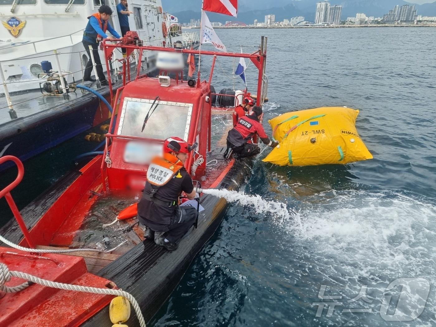 본문 이미지 - 침수 레저보트를 예인하는 해경.(속초해경 제공) 2024.5.25/뉴스1