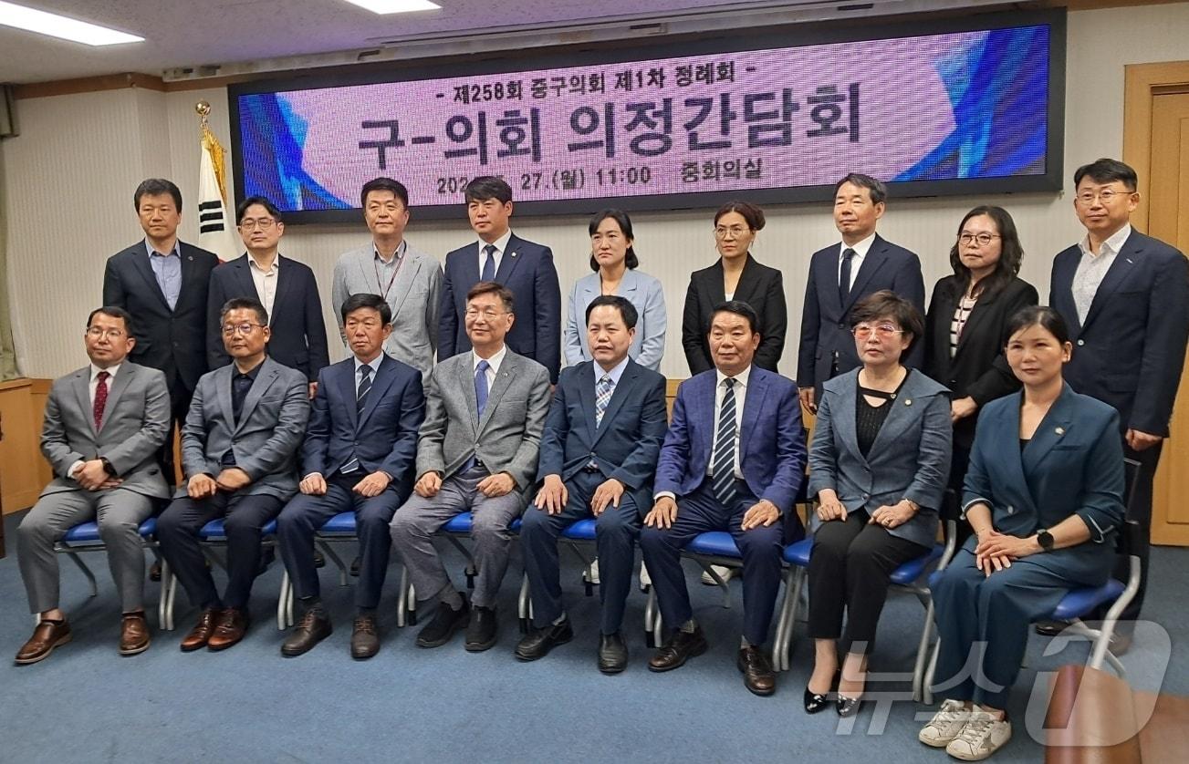 본문 이미지 - 27일 대전 중구청 중회의실에서 의정간담회가 열려 김제선 구청장(앞줄 왼쪽 네번째)과 윤양수 구의회 의장(〃 〃 다섯번째)을 비롯한 참석자들이 기념촬영을 하고 있다. 2024.5.27 /뉴스1 ⓒNews1 최일 기자
