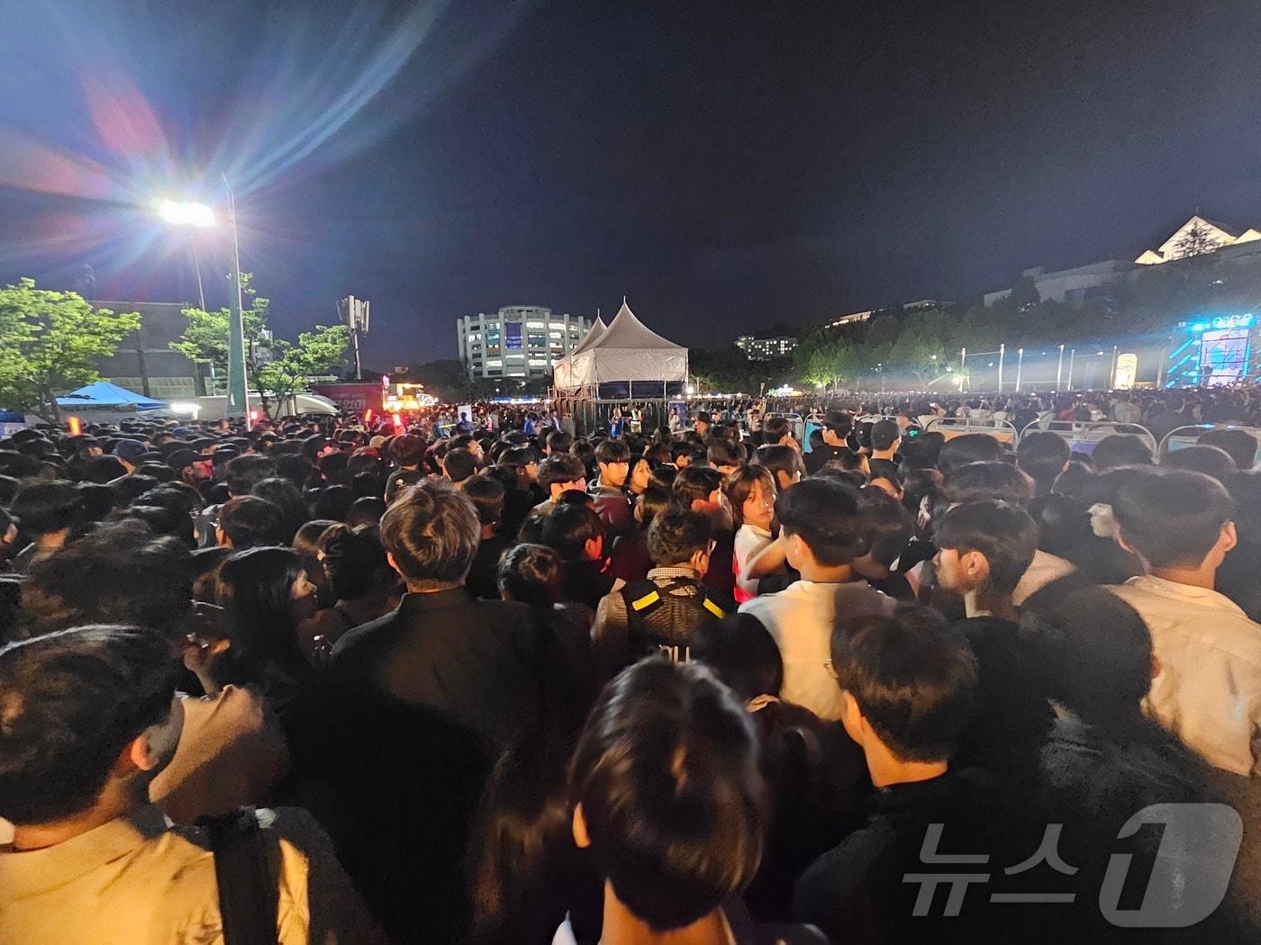 본문 이미지 - 27일 오후 광주 조선대학교 축제장에 4만5000여명의 인파가 몰리면서 한순간 통행이 불가능해지면서 혼잡을 빚고 있다. 2024.5.27./뉴스1 ⓒ News1 서충섭 기자