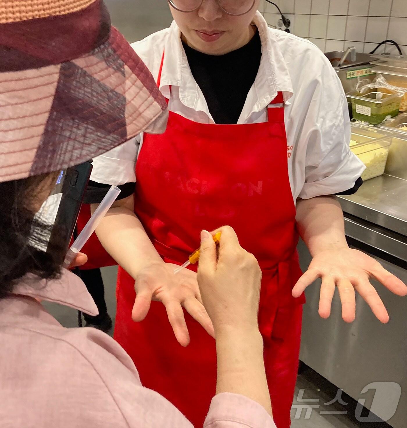 본문 이미지 - 음식 포장·배달업소의 종사자 손 오염도 시약 검사. (성남시 제공)/