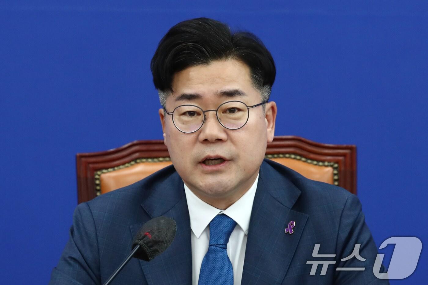 본문 이미지 - 박찬대 더불어민주당 원내대표가 28일 오전 서울 여의도 국회에서 열린 원내대책회의에서 모두발언을 하고 있다. 2024.5.28/뉴스1 ⓒ News1 이광호 기자