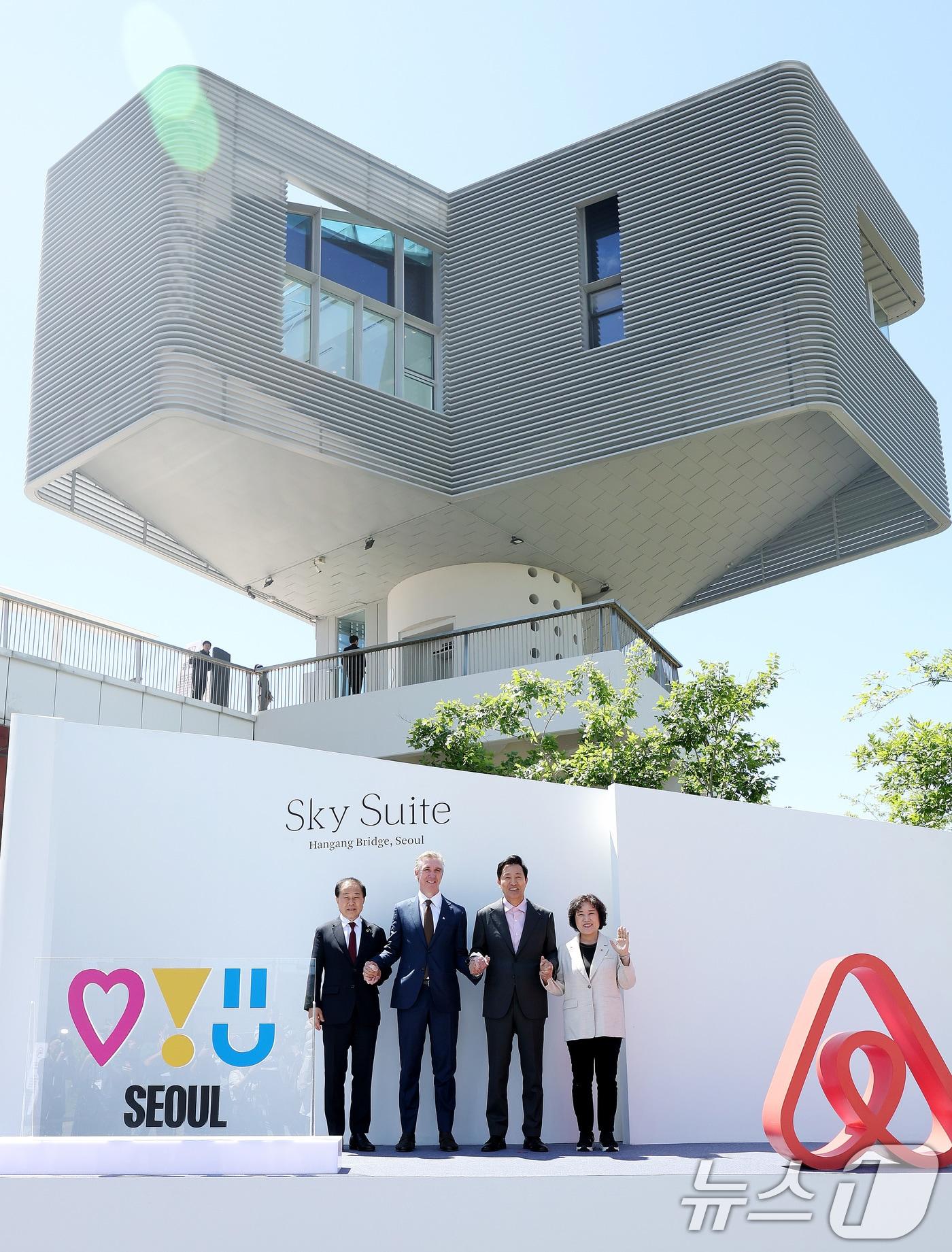 본문 이미지 - 에어비앤비가 10월부터 영업신고 의무화를 전면 시행한다. 사진은 지난해 데이브 스티븐슨 에어비앤비 최고사업책임자&#40;CBO&#41;가 방한해 오세훈 시장과 기념 촬영을 하는 모습.  2024.5.28/뉴스1 ⓒ News1 박지혜 기자