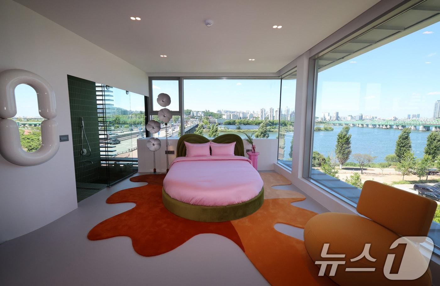 28일 오전 서울 용산구 스카이 스위트 한강브릿지 서울&#40;스카이 스위트&#41;. 이날 서울시와 에어비앤비는 코로나19로 사용이 중단된 한강대교 북단 전망카페&#40;직녀카페&#41;를 리모델링해 만든 스카이 스위트를 공개 했다. &#40;공동취재&#41; 2024.5.28/뉴스1 ⓒ News1 박지혜 기자
