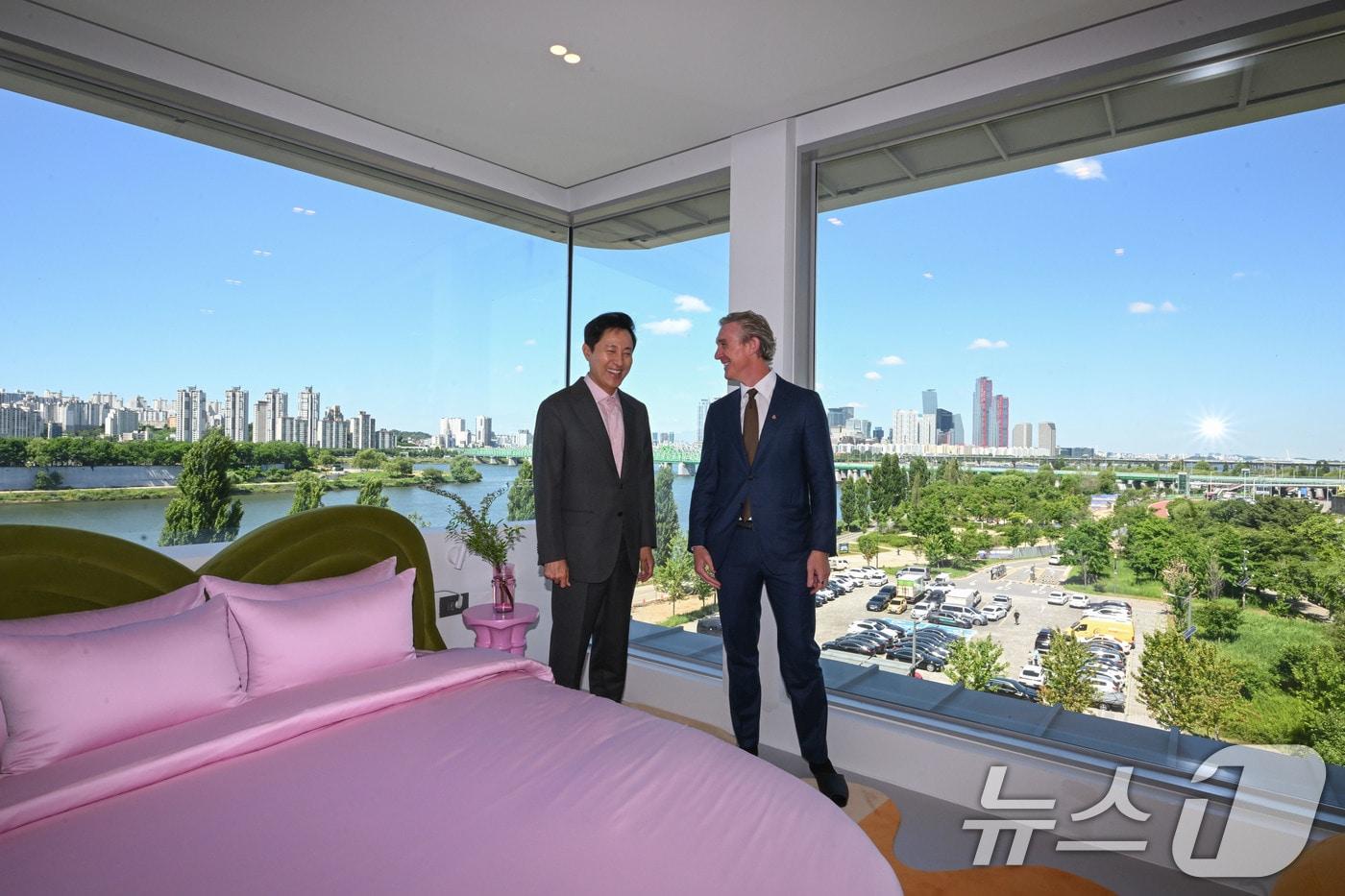 오세훈 서울시장과 데이브 스티븐슨 에어비엔비 CEO가 28일 오전 서울 용산구 한강대교 전망호텔 '스카이 스위트'에서 내부를 둘러보고 있다. (공동취재) 2024.5.28/뉴스1 ⓒ News1 박지혜 기자