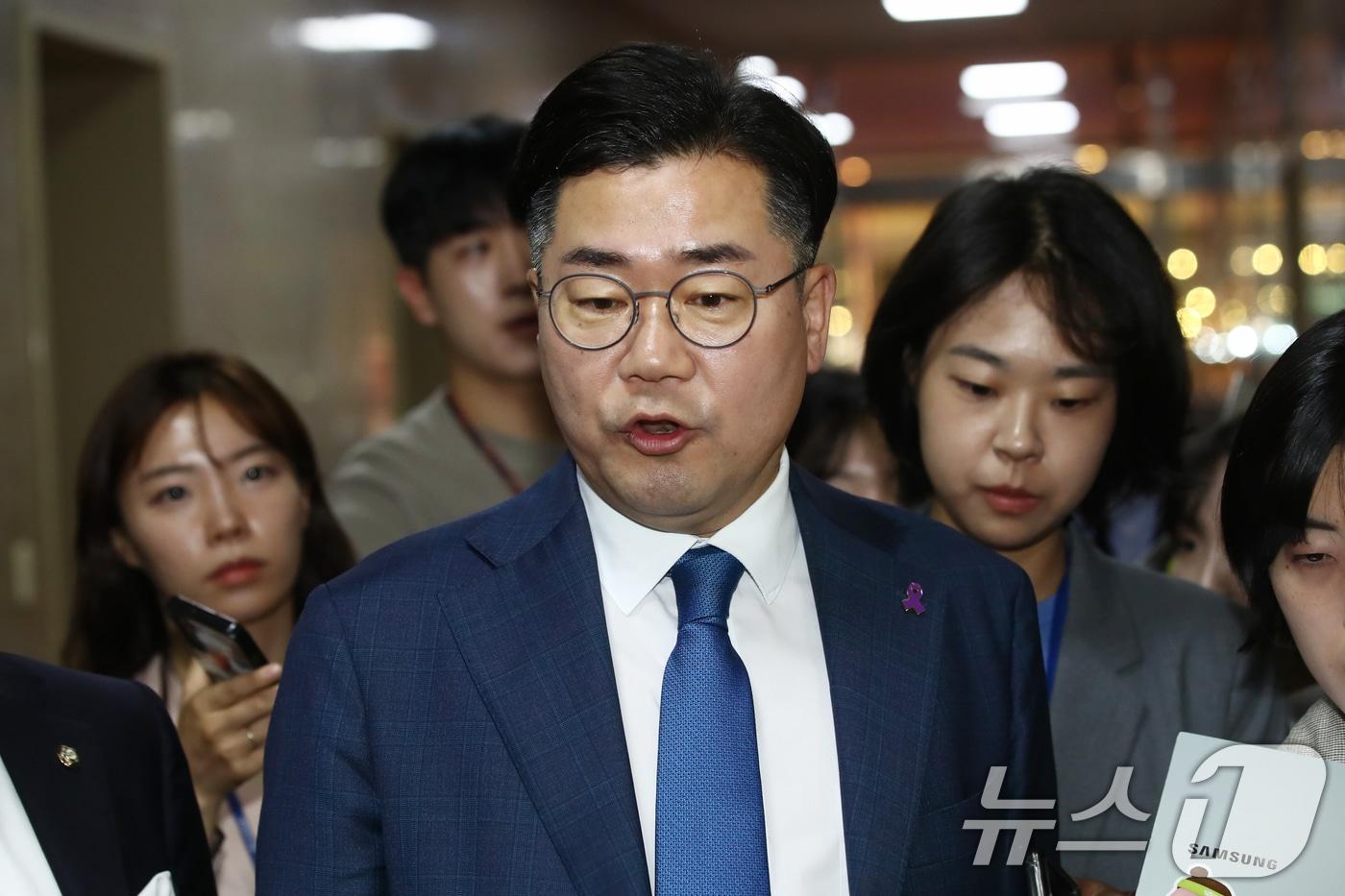 본문 이미지 - 박찬대 더불어민주당 원내대표가 21대 국회 마지막 본회의가 예정된 28일 오전 서울 여의도 국회에서 김진표 국회의장을 만나기 위해 의장실로 향하고 있다. 2024.5.28/뉴스1 ⓒ News1 이광호 기자