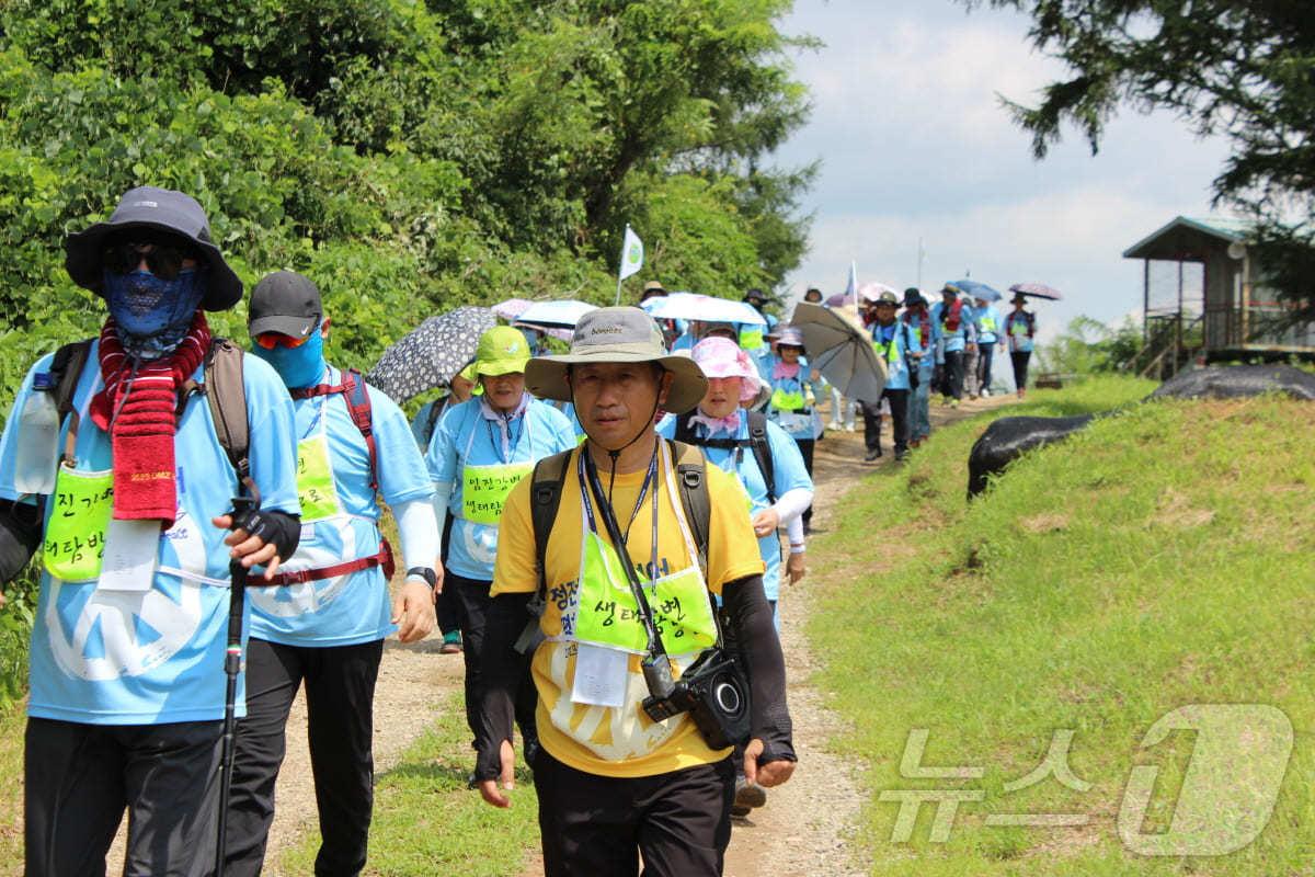 본문 이미지 - 민족화해센터 '2023 DMZ 평화의 길' 도보순례 장면. (민족화해센터 제공)