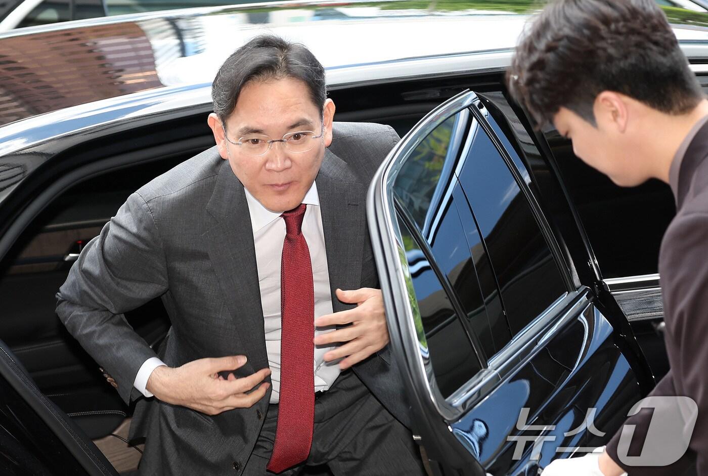 본문 이미지 - 이재용 삼성전자 회장이 28일 오후 서울 중구 롯데호텔에서 무함마드 빈 자이드 알 나하얀 아랍에미리트(UAE) 대통령과의 간담회를 위해 참석하고 있다. 2024.5.28/뉴스1 ⓒ News1 김민지 기자