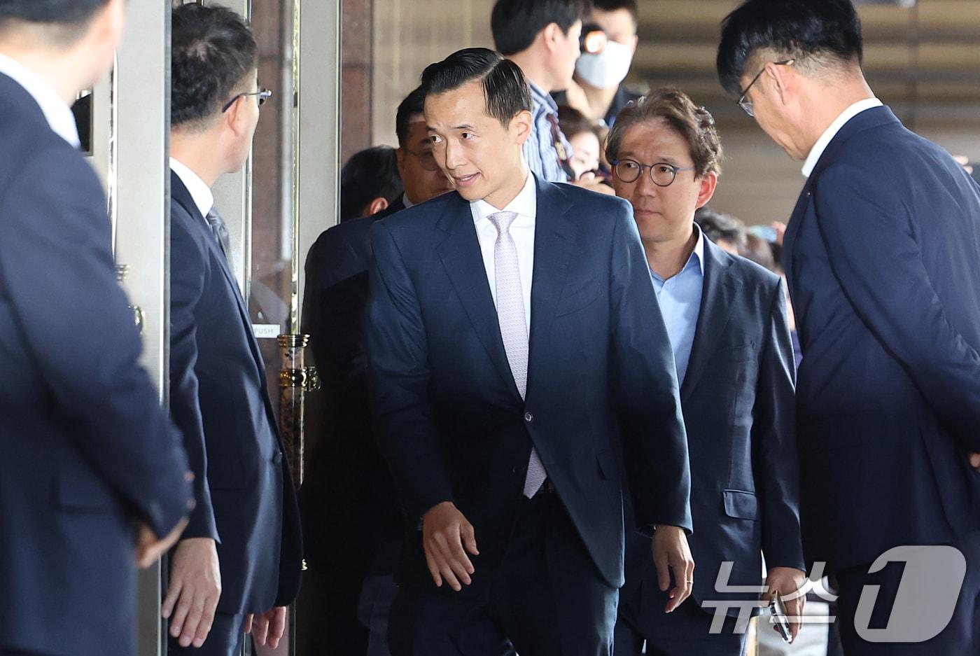 김동관 한화그룹 부회장이 28일 오후 무함마드 빈 자예드 알 나흐얀 아랍에미리트(UAE) 대통령과의 티타임을 위해 서울 시내 한 호텔에 들어서고 있다. (공동취재) 2024.5.28/뉴스1 ⓒ News1 김민지 기자