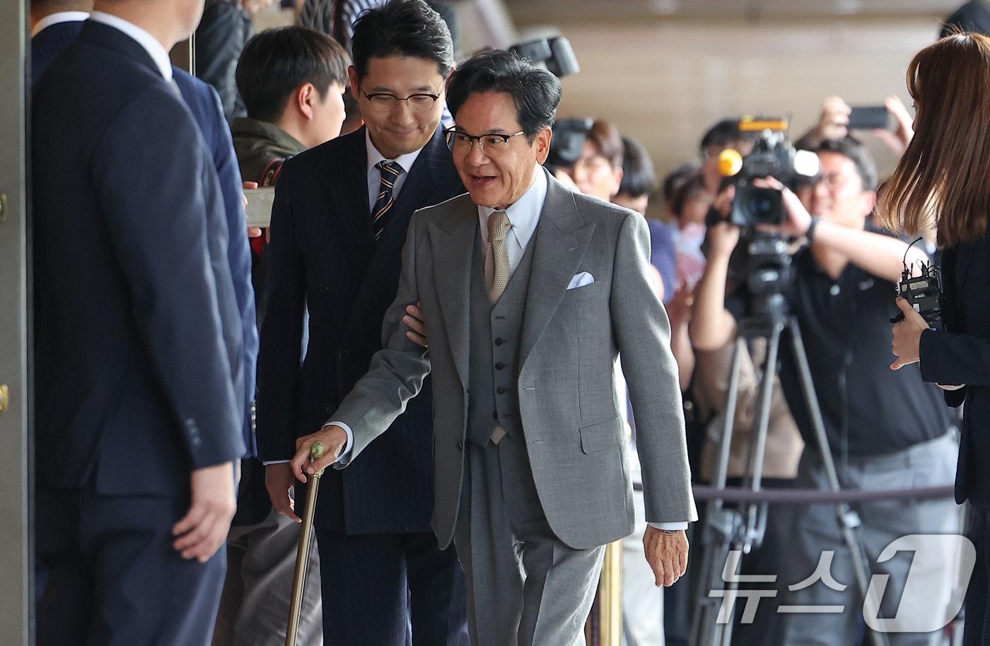 본문 이미지 - 이재현 CJ그룹 회장이 지난해 무함마드 빈 자예드 알 나흐얀 아랍에미리트(UAE) 대통령과의 티타임을 위해 서울 시내 한 호텔에 들어서고 있는 모습. (공동취재) 2024.5.28/뉴스1 ⓒ News1 김민지 기자