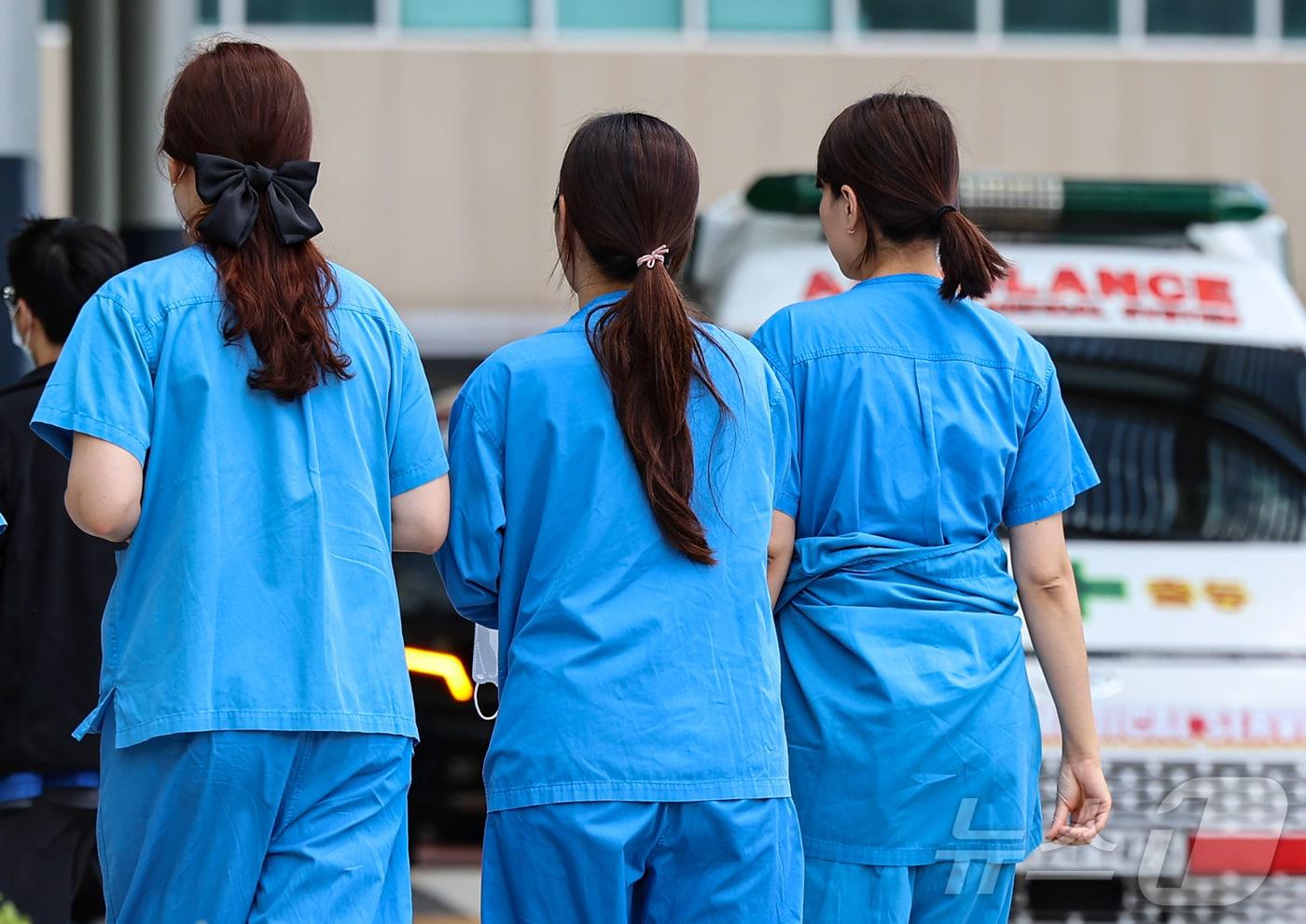 본문 이미지 - 대학병원에서 의료진이 발걸음을 옮기고 있다. (사진은 기사 내용과 무관함) / 뉴스1 ⓒ News1 김도우 기자