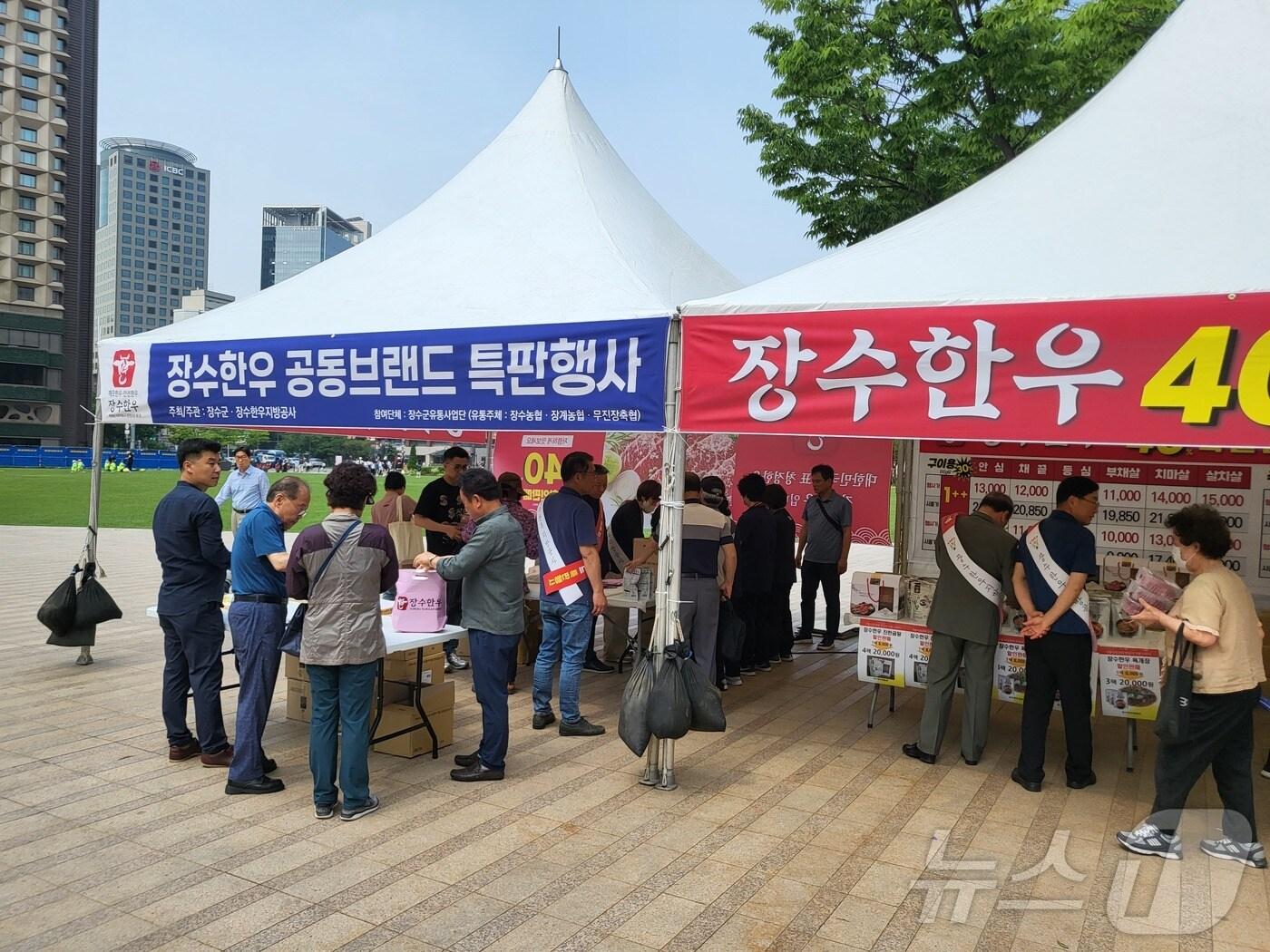 본문 이미지 - 장수군은 오는 6월 3~4일 서울시청 광장에서 '장수 농축산물 특판 행사'를 연다고 28일 밝혔다.지난해 행사 모습(장수군 제공)2024.5.28/뉴스1