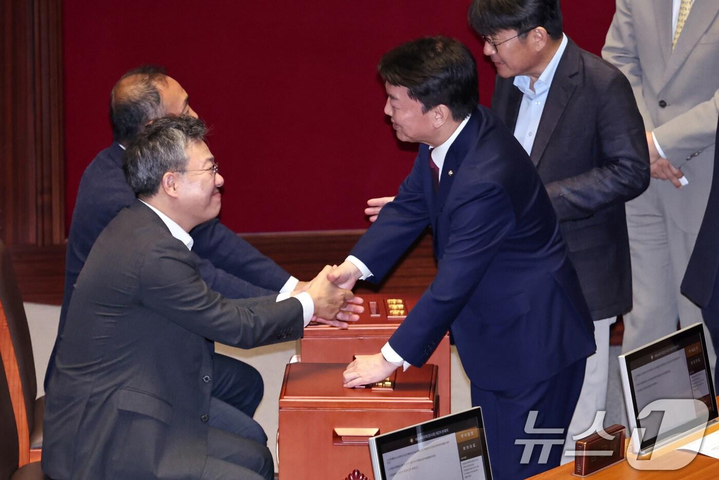 본문 이미지 - 안철수 국민의힘 의원이 28일 오후 서울 여의도 국회에서 열린 제21대 국회 마지막 본회의에서 채상병 특검법(순직 해병 수사 방해 및 사건 은폐 등의 진상규명을 위한 특별검사의 임명 등에 관한 법률안 재의의 건) 재표결을 하고 있다. 2024.5.28/뉴스1 ⓒ News1 구윤성 기자
