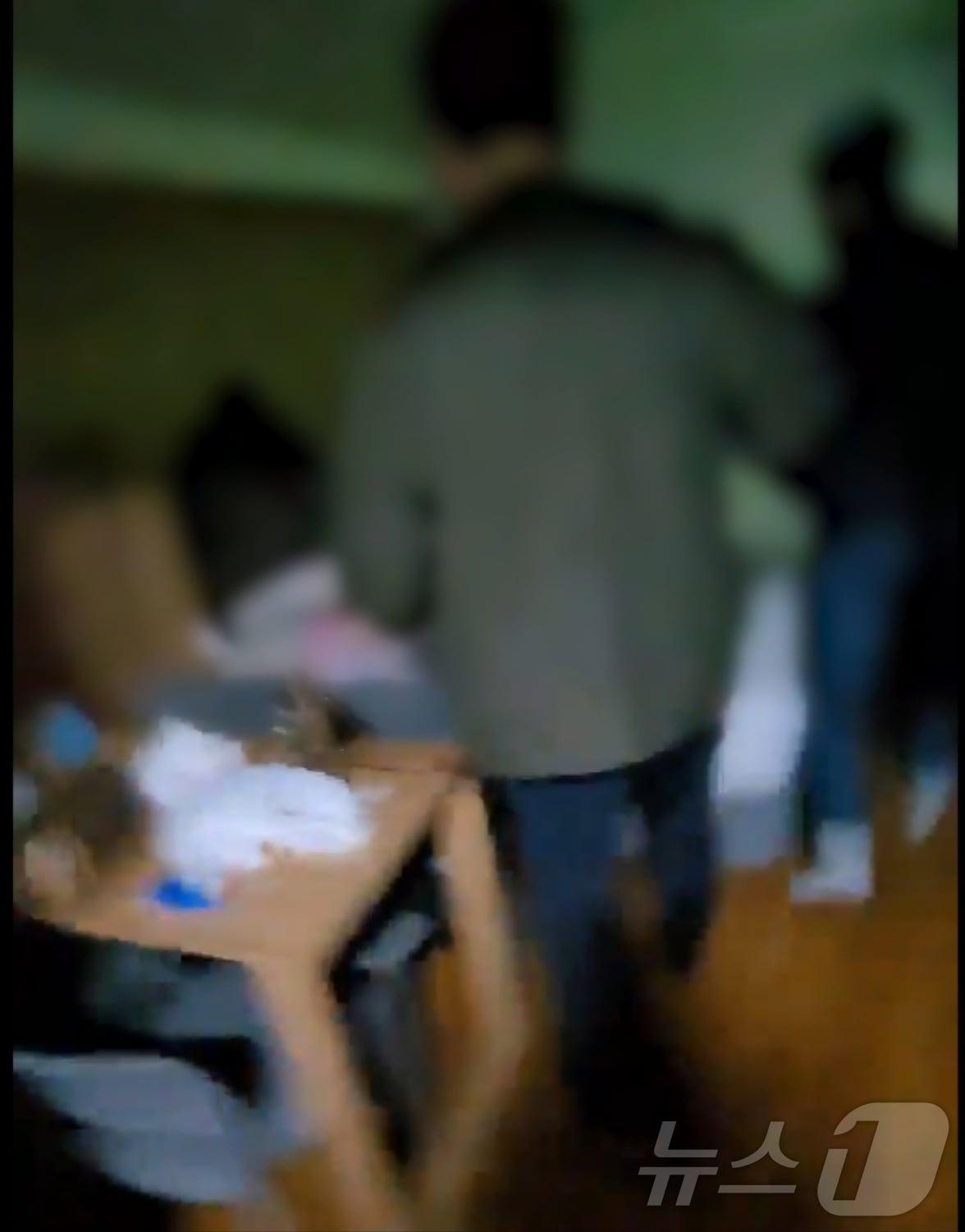 본문 이미지 - 12일 새벽 서울 종로구 한 호텔에서 경찰이 피의자 2명을 검거하고 있다.
