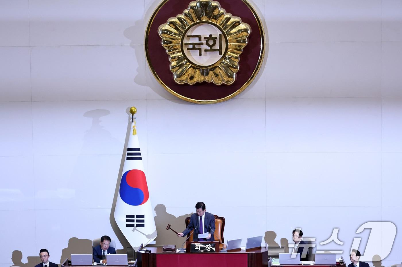 본문 이미지 - 김진표 국회의장이 28일 오후 서울 여의도 국회에서 열린 제21대 국회 마지막 본회의에서 채상병 특검법(순직 해병 수사 방해 및 사건 은폐 등의 진상규명을 위한 특별검사의 임명 등에 관한 법률안 재의의 건) 부결을 선언하고 있다. 채상병 특검법은 재석 의원 294명 중, 찬성 179표·반대 111표·무효 4표로 가결 정족수(196명)에 미달해 부결됐다. 2024.5.28/뉴스1 ⓒ News1 구윤성 기자