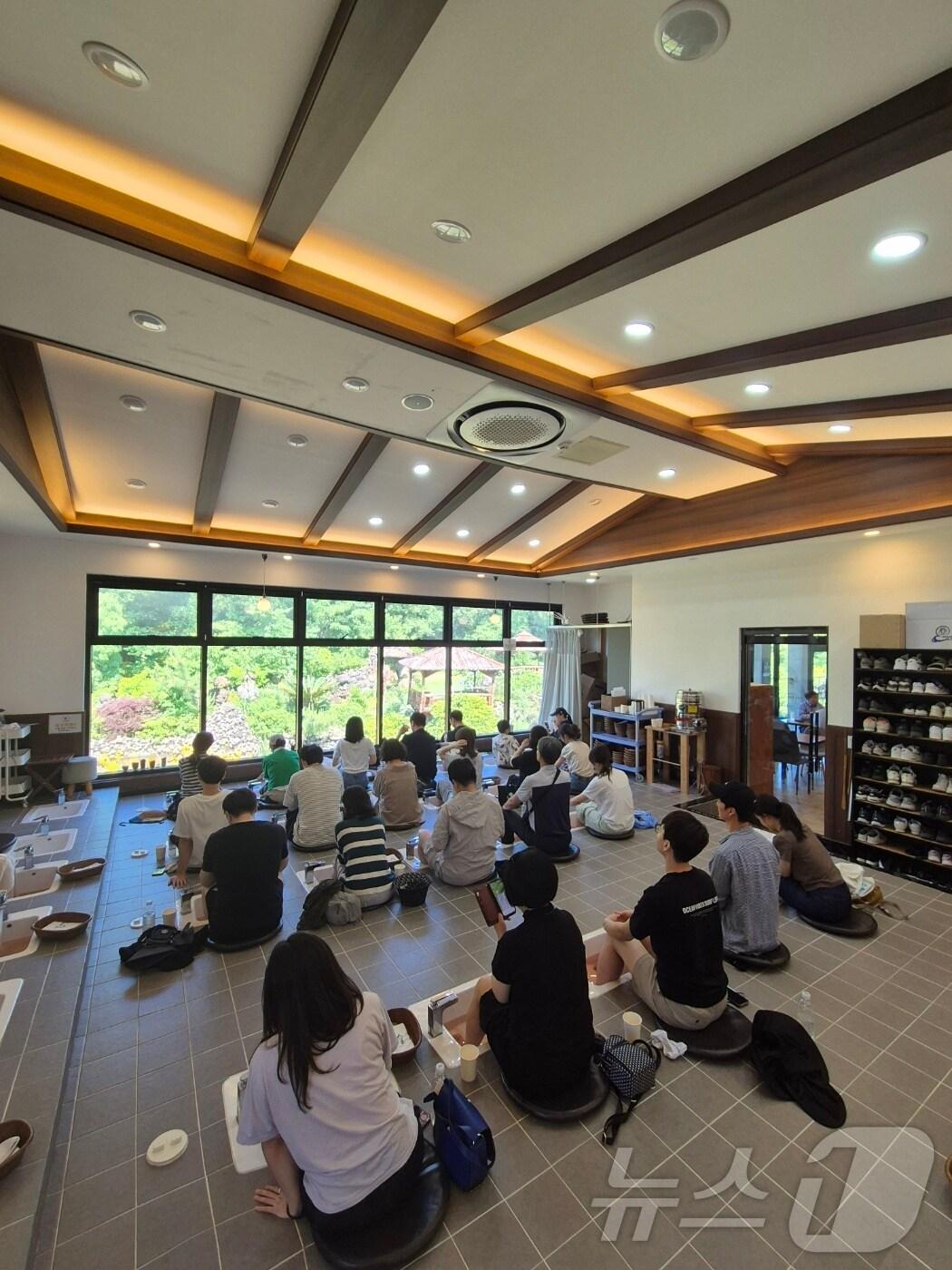 본문 이미지 - 경남교육청이 제주도 모처에서 무고성 아동학대 신고피해 교원 치유연수를 진행하고 있다.(경남교육청 제공)