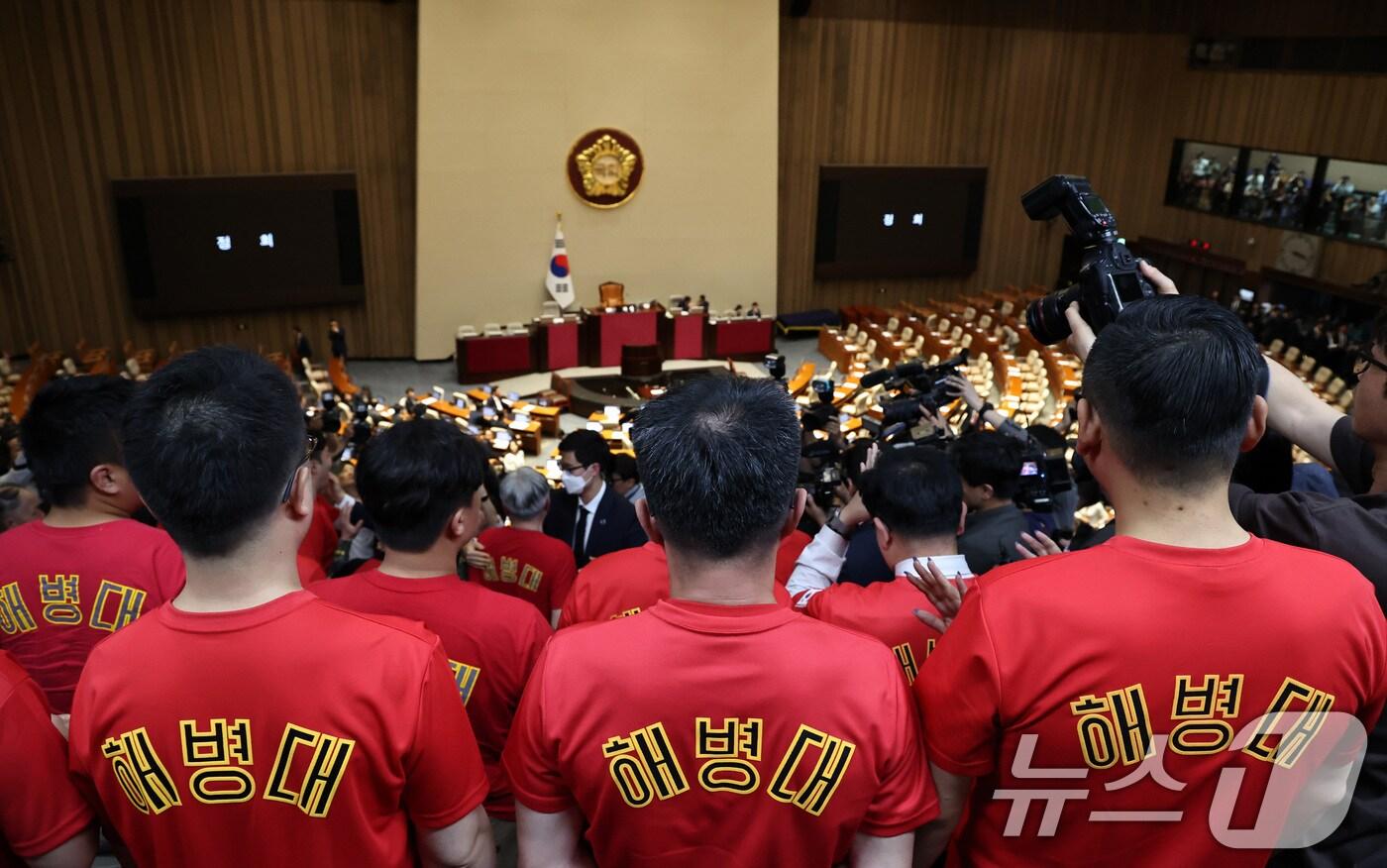 본문 이미지 - 28일 오후 서울 여의도 국회에서 열린 제21대 국회 마지막 본회의에서 채상병 특검법(순직 해병 수사 방해 및 사건 은폐 등의 진상규명을 위한 특별검사의 임명 등에 관한 법률안 재의의 건)이 부결된 뒤 해병대 전우회 회원들이 본회의장에 남아 있다. 채상병 특검법은 재석 의원 294명 중, 찬성 179표·반대 111표·무효 4표로 가결 정족수(196명)에 미달해 부결됐다. 2024.5.28/뉴스1 ⓒ News1 구윤성 기자