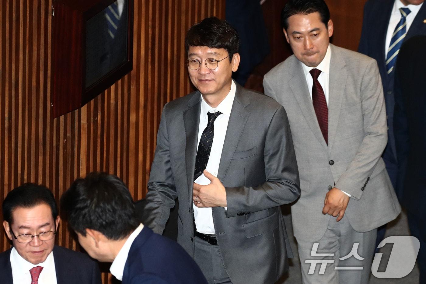 본문 이미지 - 김웅 전 국민의힘 의원이 지난 2024년 당시 서울 여의도 국회 본회의장에서 열린 21대 마지막 본회의에서 채상병 특검법(순직 해병 수사 방해 및 사건 은폐 등의 진상규명을 위한 특별검사의 임명 등에 관한 법률안 재의의 건)에 대한 투표를 하기 위해 줄을 서고 있는 모습. 2024.5.28 ⓒ 뉴스1 이광호 기자