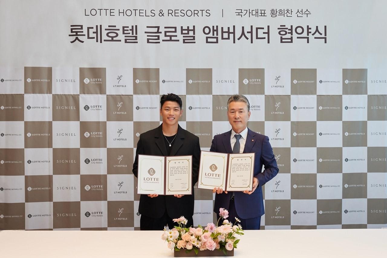 본문 이미지 - 롯데호텔앤리조트 김태홍 대표이사(오른쪽)와 황희찬 선수가 롯데호텔 글로벌 앰버서더 협약식에서 포즈를 취하고 있다.(롯데호텔앤리조트 제공).
