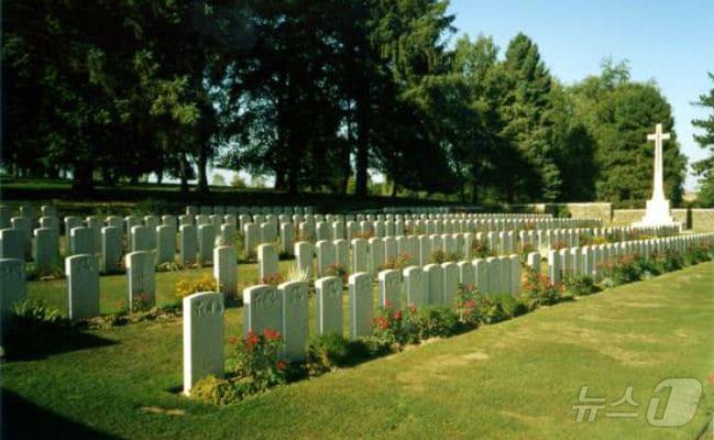 본문 이미지 - 뉴펀들랜드 무명 군인의 유해는 25일, 프랑스 북부 보몬트 아멜에서 이적식을 진행하는 동안 캐나다 소유로 인도됐다. 유해는 세인트존스의 뉴펀들랜드 국립 전쟁기념관 기슭에 새로 건설된 화강암 매장실에 다시 안장될 예정이다. 2025.05.27/ &#40;출처: 보몬-하멜 뉴펀들랜드 기념관&#41;