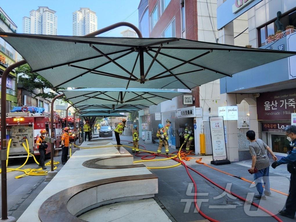 본문 이미지 - 울산 성남동 근린생활시설 화재.(울산소방본부제공)